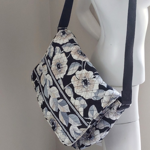VERA BRADLEY QUILTED FLORAL UNISEX  NWOT  MESSENGER BAG - Picture 4 of 6